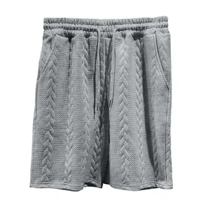 Nahaufnahme der grauen Zopfstrick-Jacquard-Struktur an diesen Freizeitshorts für Herren