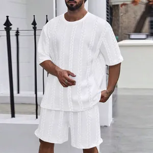 Elegantes weißes Herren Sommer-Set mit feiner Zopfmuster-Jacquard-Strukturierung