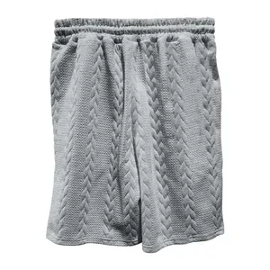 Detailansicht der grauen Herren-Freizeitshorts mit Zopfmuster und elastischem Gummibund