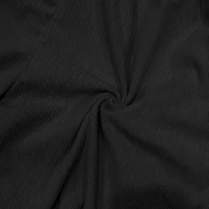 Gedetailleerde close-up van zwarte ribfluwelen stof met verticaal textuurpatroon