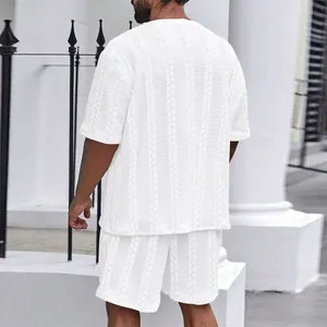 Rückansicht eines weißen Herren-Freizeit-Sets mit Zopfmuster aus Kurzarmhemd und Shorts