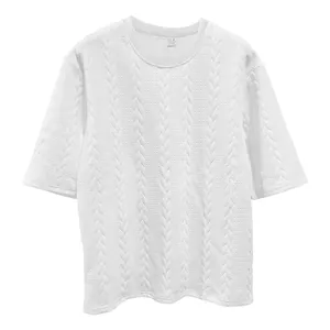 Nahaufnahme des weißen Herren-T-Shirts mit Zopfmuster und Jacquard-Gewebe-Textur