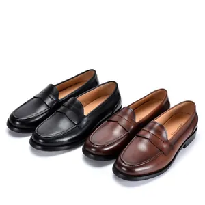 Klassieke Britse leren loafers voor heren, uitgevoerd in zwarte en bruine kleuren
