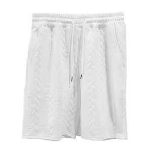 Detailansicht weißer Herrenshorts mit Zopfmuster, Jacquard-Textur und Kordelzug für den Sommer.
