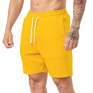 Dettaglio ravvicinato di pantaloncini sportivi in velluto a coste giallo da uomo