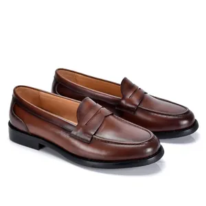Klassieke bruine leren heren penny loafers in een verfijnde vintage Britse stijl look