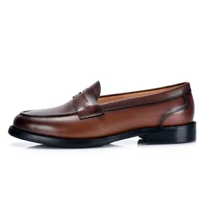 Klassieke bruine leren herenloafers in vintage Britse stijl met een gepolijste afwerking