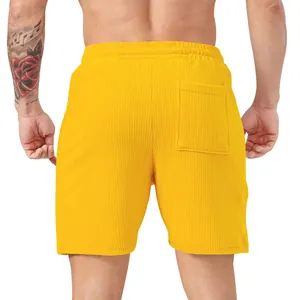 Dettaglio vista posteriore pantaloncini velluto a coste giallo uomo con elastico