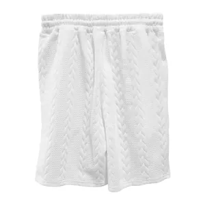 Detailansicht der weißen Herren-Sommer-Freizeitshorts mit einem Zopfmuster-Strukturdesign