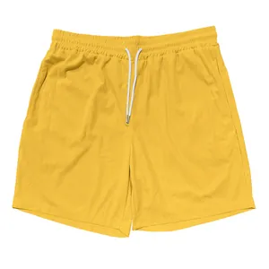 Vista dettagliata del tessuto in velluto a coste giallo sui pantaloncini da uomo