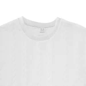 Nahaufnahme des gerippten Ausschnitts und der Zopfmuster-Struktur auf weißem Herrenshirt