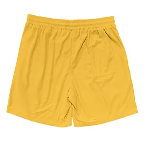 Dettaglio posteriore dei pantaloncini in velluto a coste giallo da uomo con tasca.