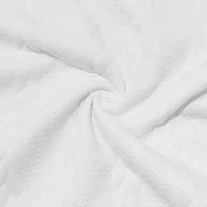 Detaillierte Nahaufnahme des weißen Zopfstrick-Jacquard-Stoffs für Herren-Sommer-Sets