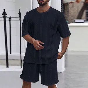 Detailansicht eines navyfarbenen Herren-Freizeitsets mit Zopfstrickmuster an Shirt und Shorts.
