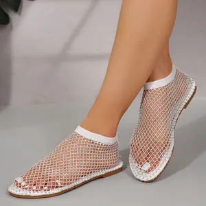 Sandalias planas blancas de punta redonda con malla de pedrería y diseño calado elegante