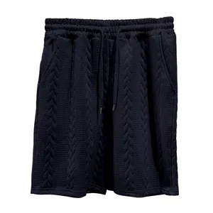 Detailansicht der Herren-Freizeitshorts mit einzigartigem Zopfstrick-Jacquard-Muster.