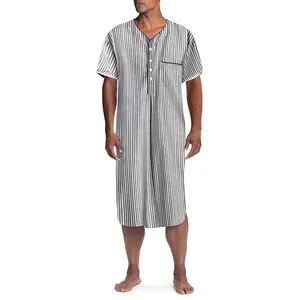 Vue de face de la chemise de nuit rayée à col en V pour hommes avec manches courtes et boutons