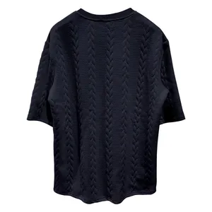 Rückansicht eines marineblauen Herren-T-Shirts mit Zopfmuster-Jacquard-Textur
