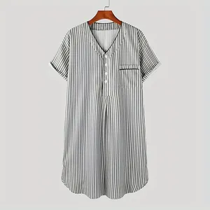 Détail d'une chemise de nuit à rayures verticales avec col en V et patte de boutonnage