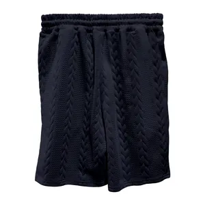 Detailansicht von dunkelblauen Herren-Freizeitshorts mit Zopfmuster-Jacquard-Struktur