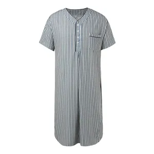 Détail d'une robe de nuit rayée pour homme avec col en V et une poche de poitrine