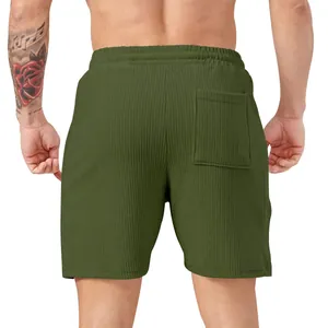 Vista posteriore dettagliata dei pantaloncini sportivi da uomo in velluto verde