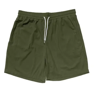 Dettaglio di pantaloncini sportivi da uomo in velluto a coste verde oliva con lacci