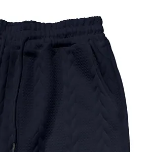 Nahaufnahme der dunkelblauen Herren-Shorts mit strukturiertem Zopfstrick-Jacquard