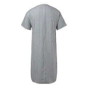 Détail de la vue arrière d'une robe caftan rayée bleu et blanc à manches courtes.