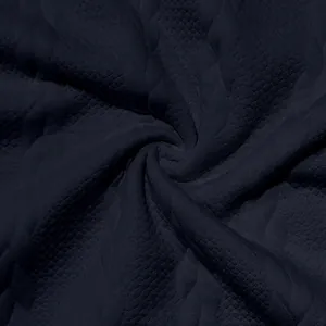Nahaufnahme des marineblauen Zopfstrick- und Jacquard-Stoffes für Herren-Sommersets