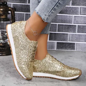 Κομψά χρυσά γυναικεία sneakers με πλατφόρμα, παγιέτες και κλείσιμο με κορδόνια μπροστά