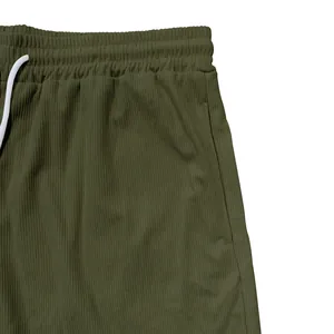 Primo piano di pantaloncini di velluto a coste verde oliva con coulisse e tasche