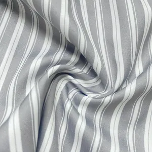 Vue détaillée de la texture du tissu rayé gris et blanc pour peignoir d'intérieur léger