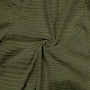 Close-up van de olijfgroene geribbelde corduroy stoftextuur voor casual shorts.