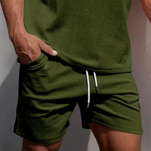 Dettaglio del set di pantaloncini sportivi e top in velluto a coste verde oliva