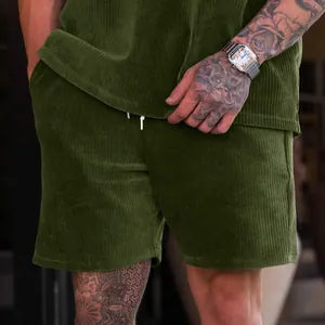 Primo piano di pantaloncini da uomo in velluto a coste verde oliva con coulisse e tessuto