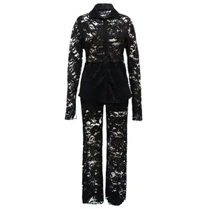 Elegante conjunto de dos piezas de encaje negro con camisa de manga larga y pantalones