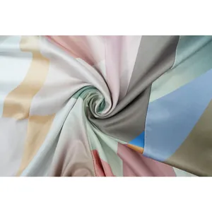 Κοντινό πλάνο πολύχρωμου υφάσματος tie-dye με λεπτομέρειες μαλακής υφής και πτύχωσης