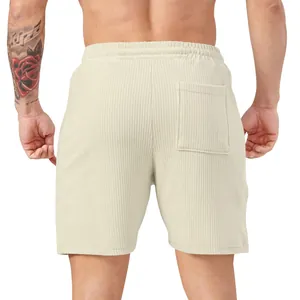 Vista posteriore dettagliata dei pantaloncini sportivi da uomo in velluto a coste beige con tasca