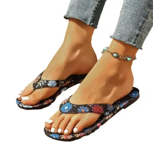 Floral print flip-flops for women with flat soles for summer beach wear