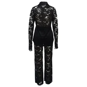 Vista posterior detallada de un conjunto sexy de encaje floral negro con transparencia