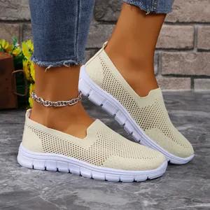 Vista dettagliata di scarpe slip-on in mesh beige da donna con spessa suola bianca