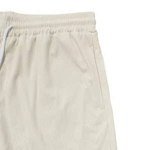 Primo piano della trama del velluto a coste beige e della cintura dei pantaloncini