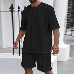 Lässiges Herren-Zweiteiler-Sommeroutfit mit schwarzem T-Shirt und Shorts mit Zopfmuster.