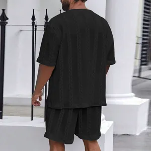 Rückansicht eines schwarzen Herren-Sets mit Zopfmuster, Kurzarm-T-Shirt und Shorts