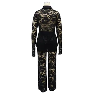 Vista trasera de un sexy conjunto de dos piezas de encaje negro con patrón floral