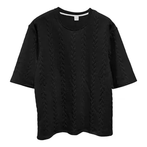 Detaillierte Nahaufnahme eines schwarzen Herren-T-Shirts mit Zopfmuster-Texturgewebe