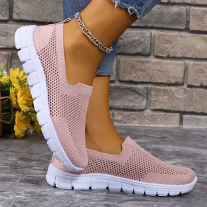 Primo piano di scarpe casual in mesh rosa traspirante per donna con suole bianche flessibili