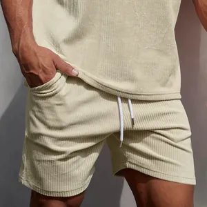 Dettaglio di pantaloncini di velluto a coste da uomo con coulisse.