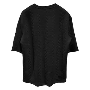 Rückansicht eines schwarzen Herren-T-Shirts mit strukturierter Zopfmuster-Jacquard-Textur